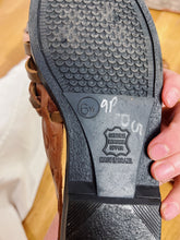 Load image into Gallery viewer, VINTAGE LEATHER MADE IN BRAZIL HUARACHES
